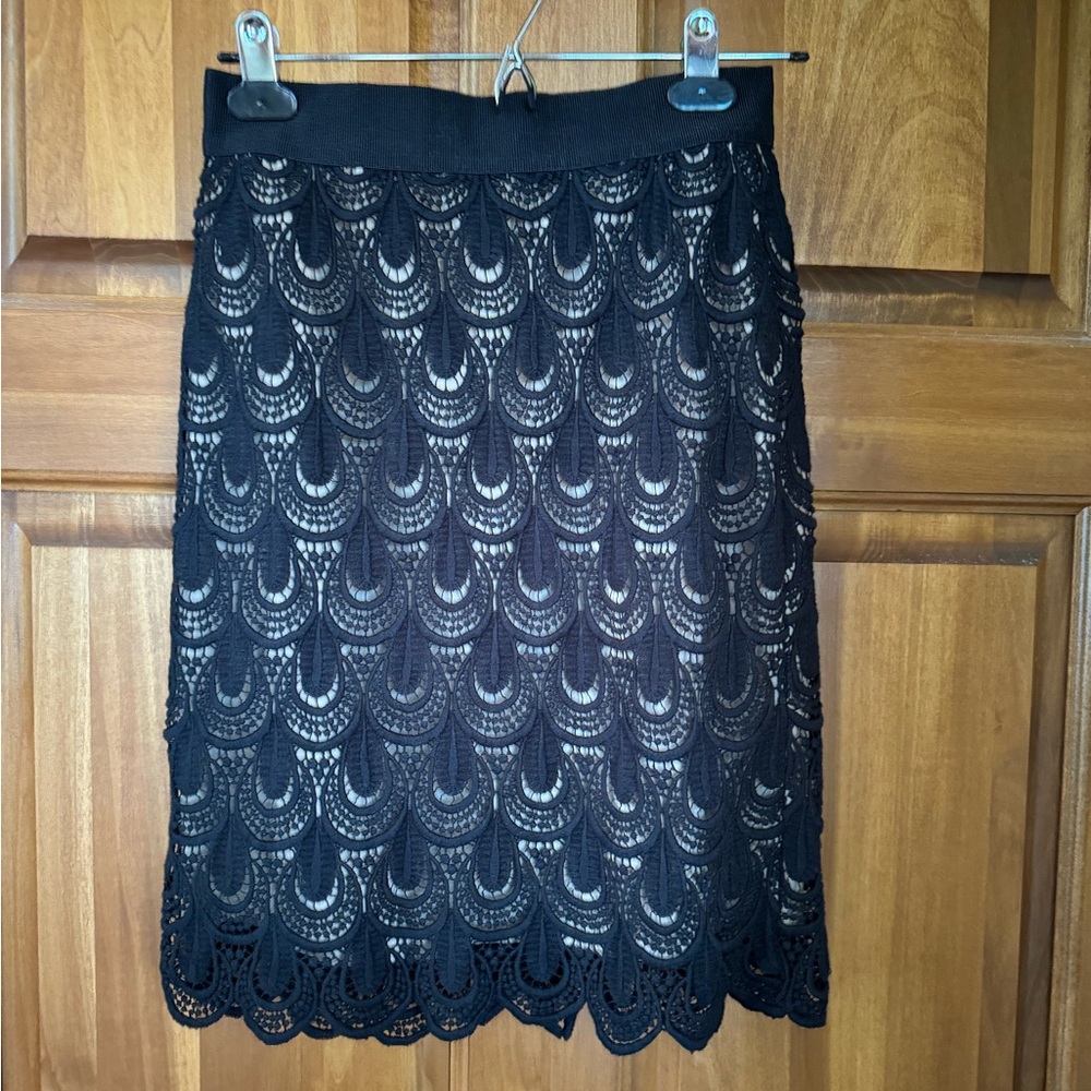 Ann Taylor black and nude scalloped skirt size 00P